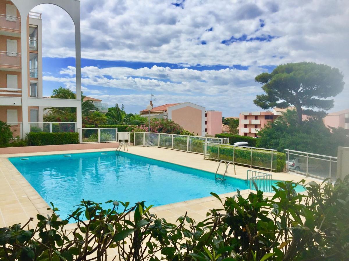 Face A La Mer Avec Piscine A Сет Екстериор снимка
